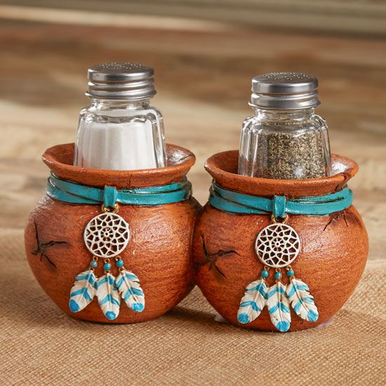 de Leon Collections Belt Buckle Salt and Pepper Shaker Set de Leon Collections